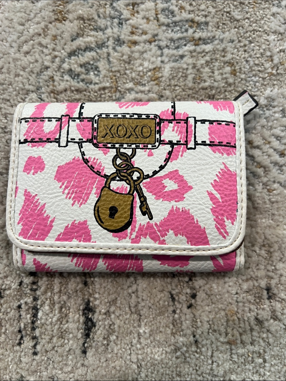 XOXO White Wallet with Pink Leopard Print and Gold Accent z92